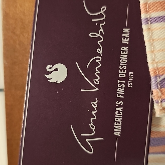 Gloria Vanderbilt Purple and Cream Striped Fabric Capri - Picture 3 of 12